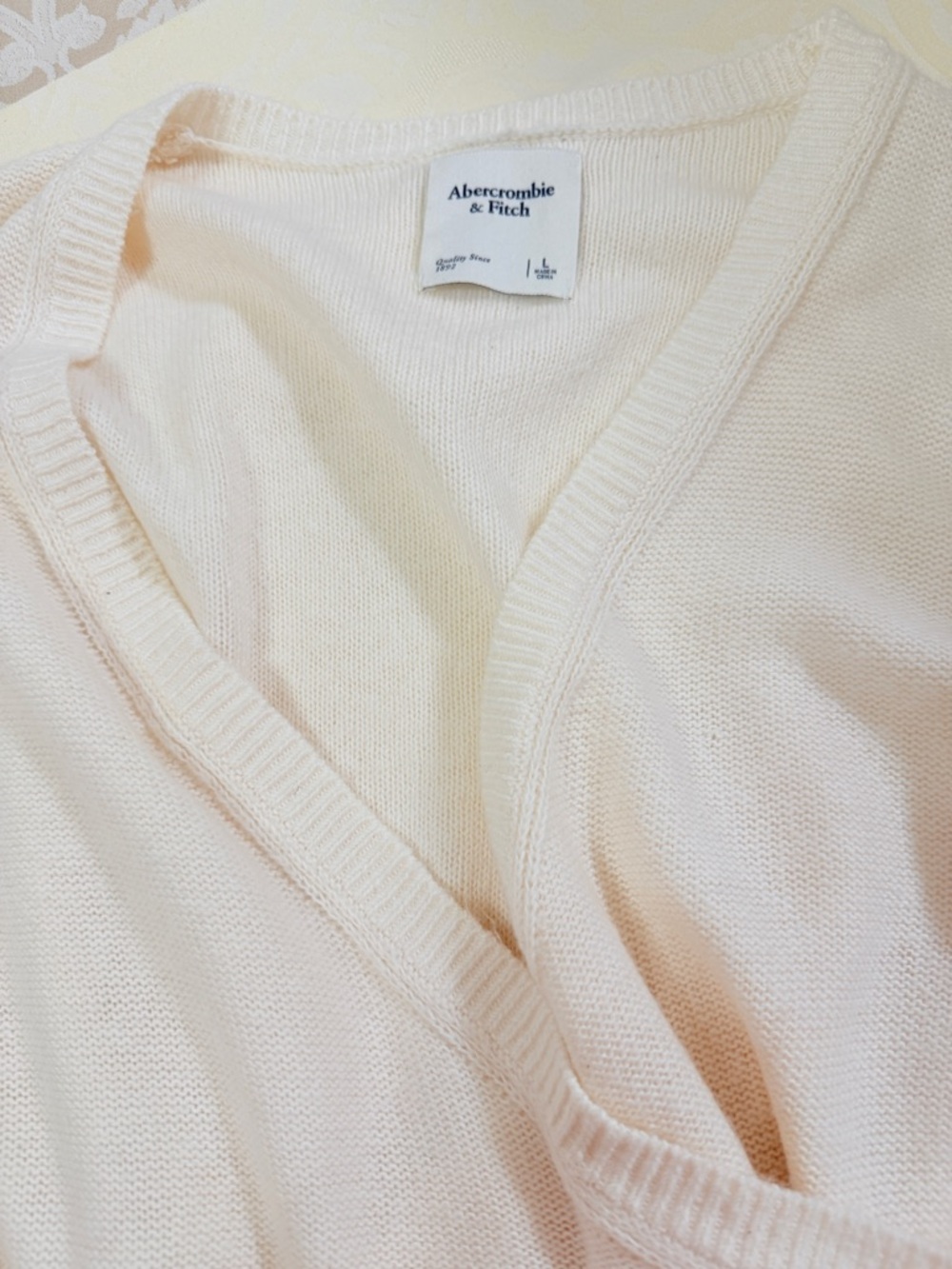 Abercrombie & Fitch Cream Ribbed Knit Sweater Label Detail - Picture 6 of 11